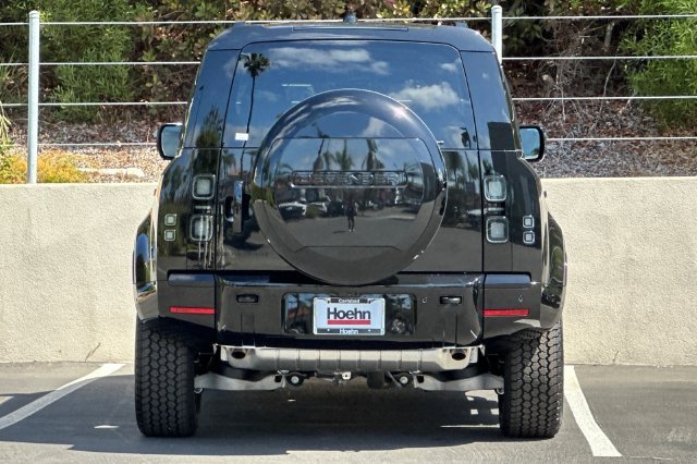New 2026 Santorini Black Land Rover X-Dynamic SE image 4