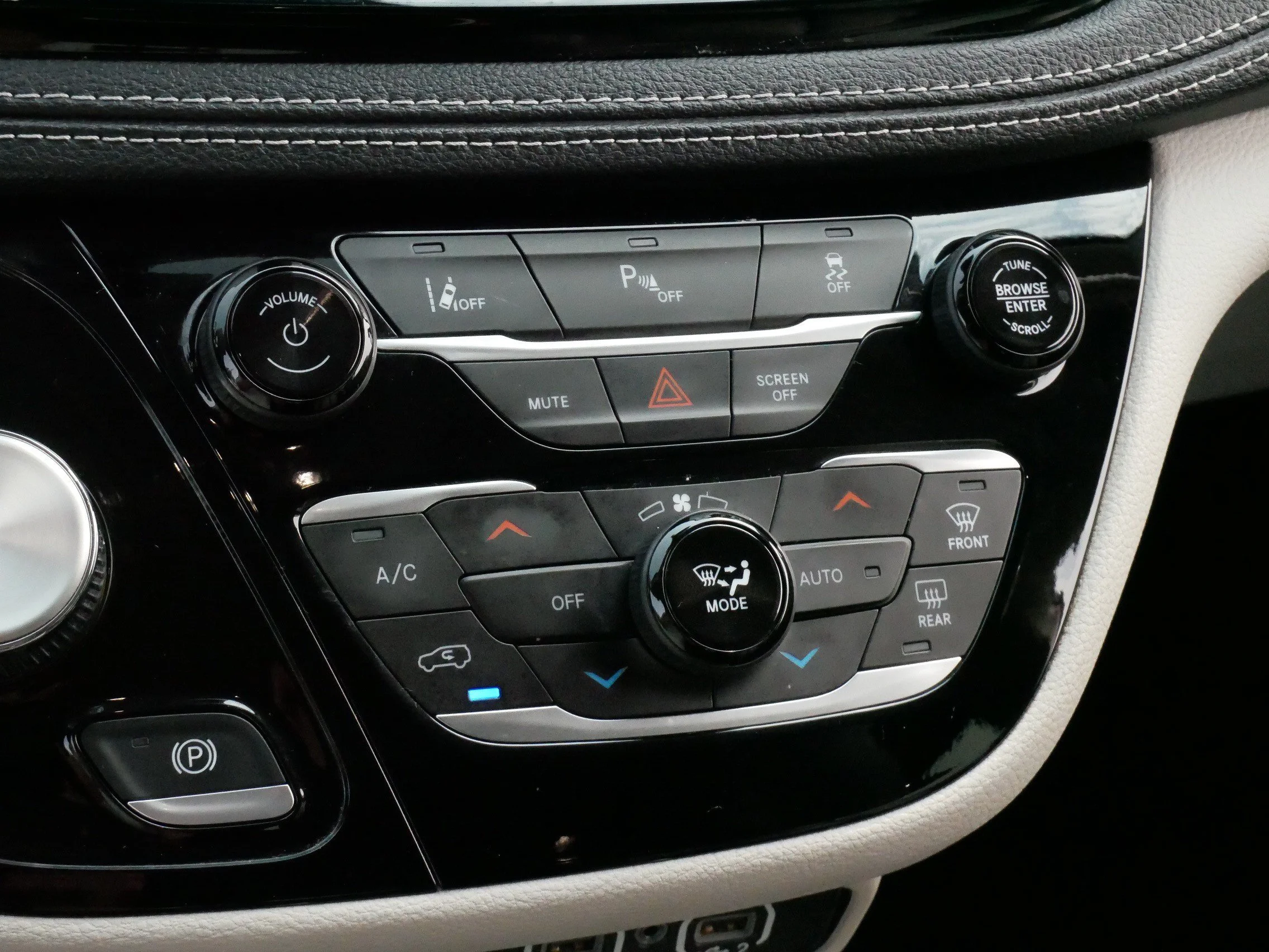 Used 2023 Brilliant Black Crystal Pearlcoat Chrysler Hybrid Touring L image 23