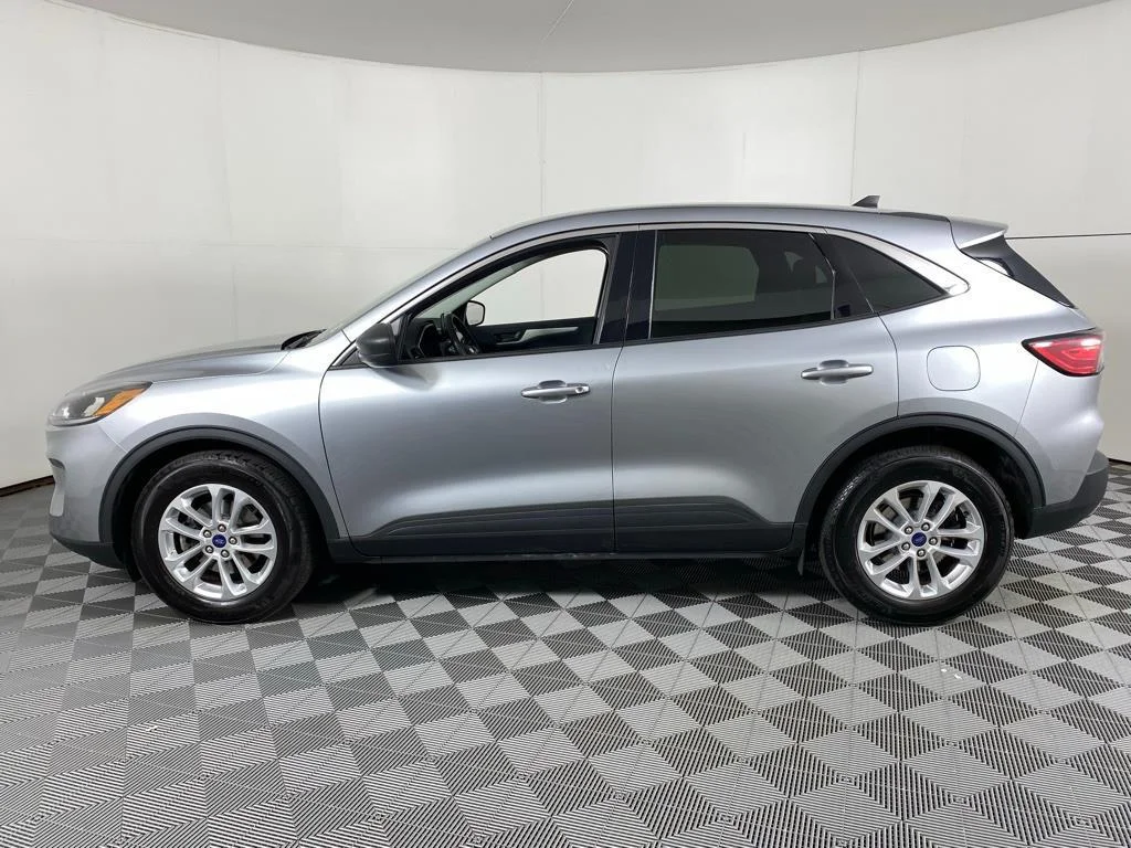 Used 2022 Iconic Silver Ford SE image 5