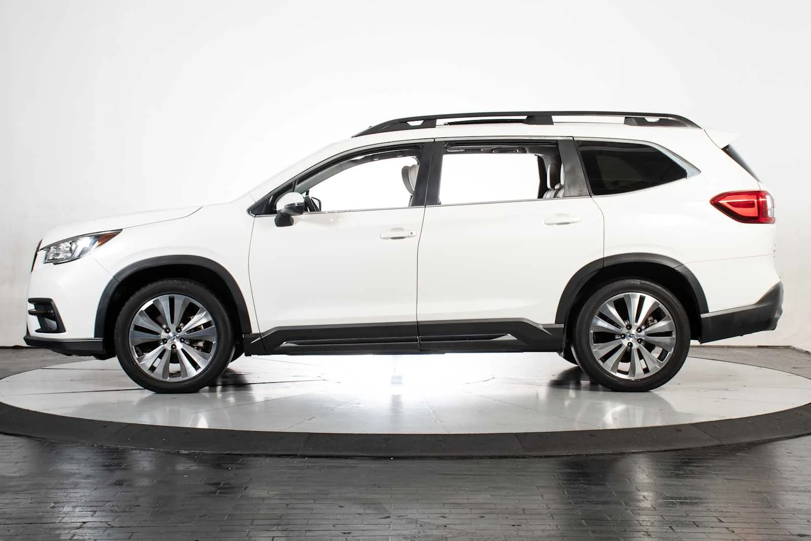 Used 2020 Crystal White Pearl Subaru Limited image 2