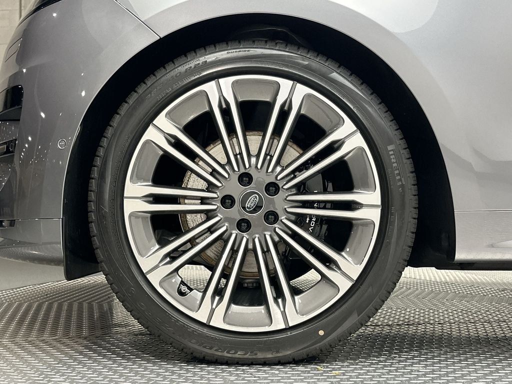 Used 2024  Land Rover Dynamic SE image 10
