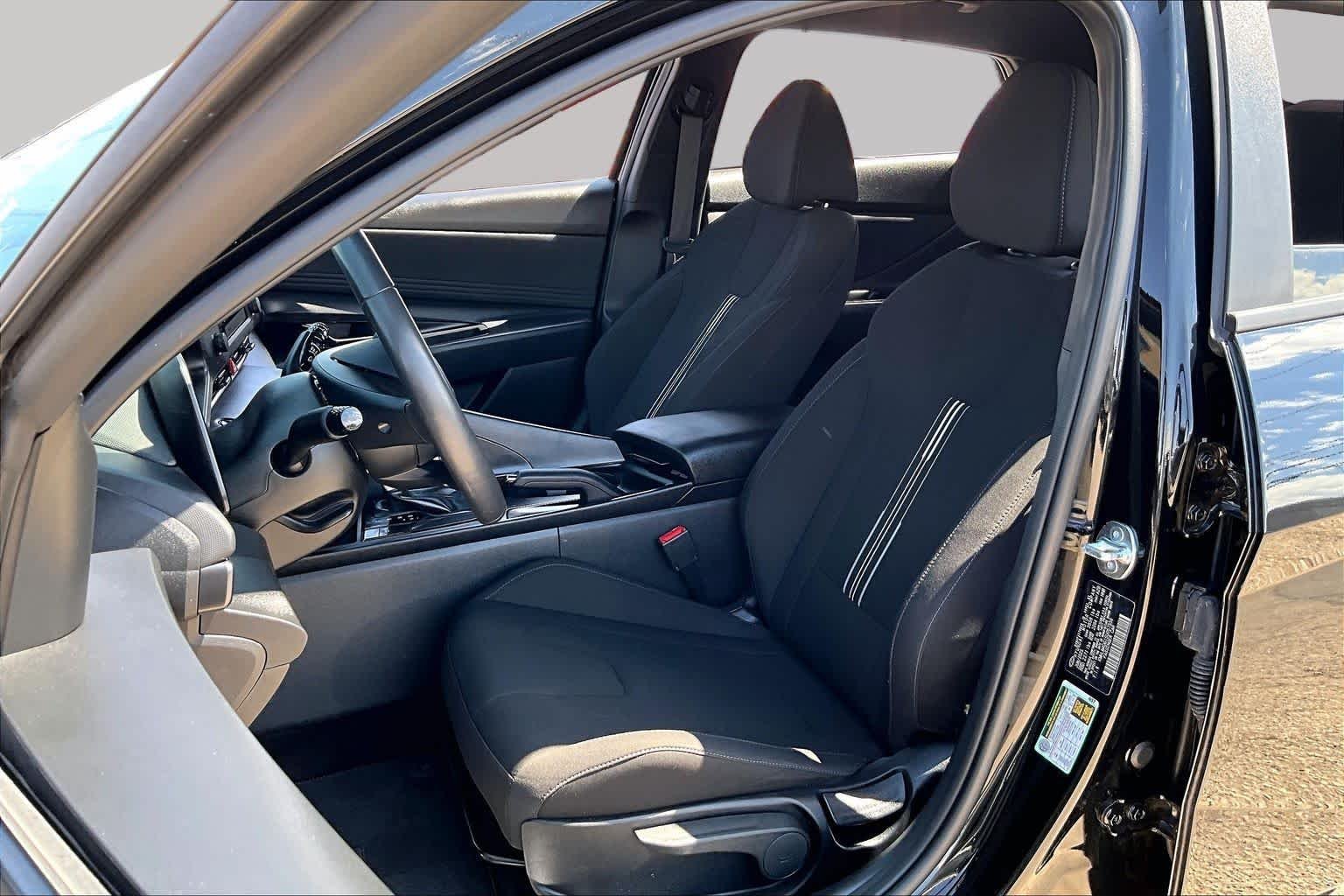 Used 2025 Abyss Black Hyundai SEL Sport image 8