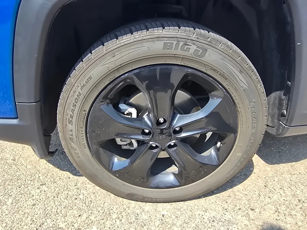 Used 2019 Laser Blue Pearlcoat Jeep Altitude image 8