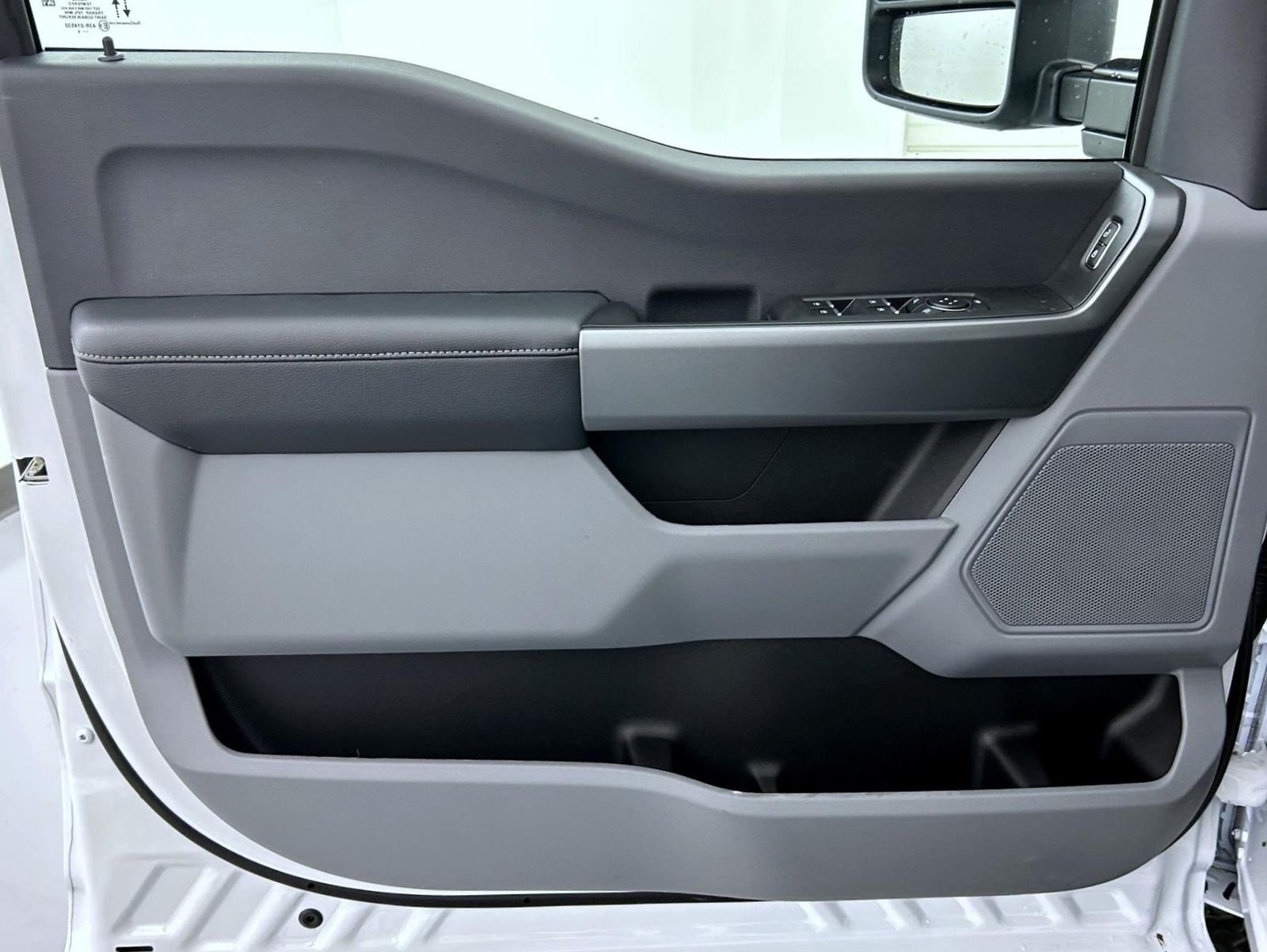New 2026 Oxford White Ford XL image 9