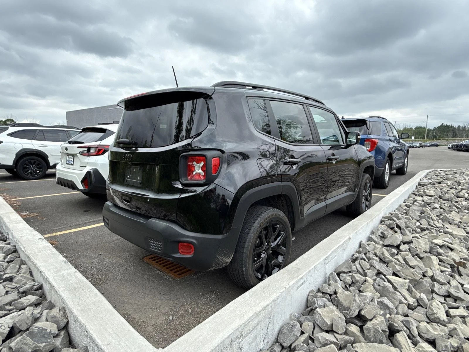 Used 2023  Jeep Altitude image 4