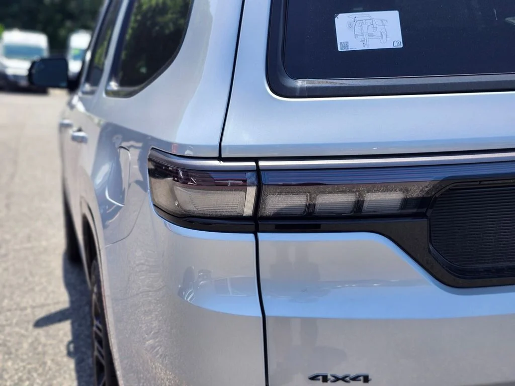 New 2026 Silver-Zynith Exterior Paint Jeep Limited Reserve image 9