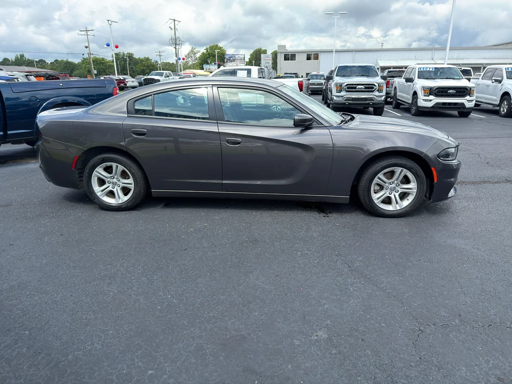 Used 2022 Granite Pearlcoat Dodge SXT image 4