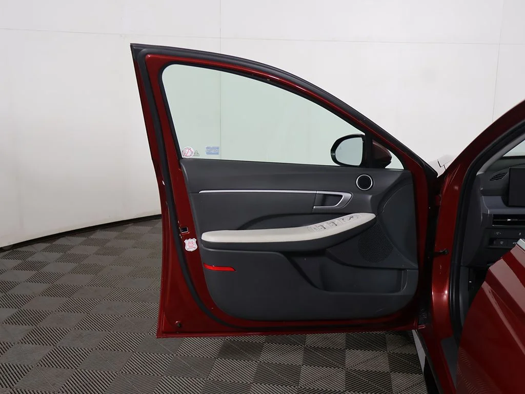 Used 2025 Red Hyundai SEL image 17
