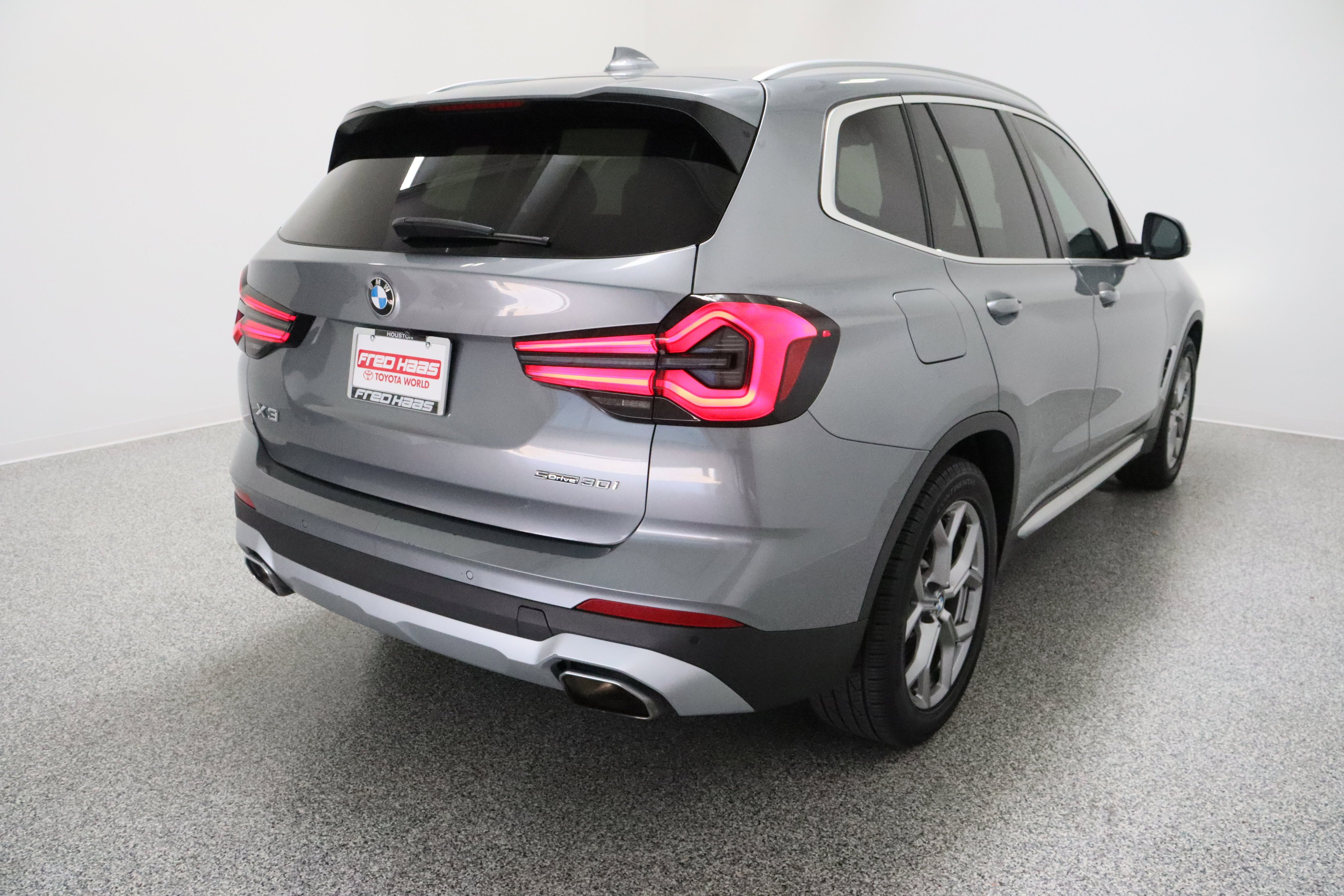 Used 2024 Dark Graphite Metallic BMW sDrive30i 2.0T image 7