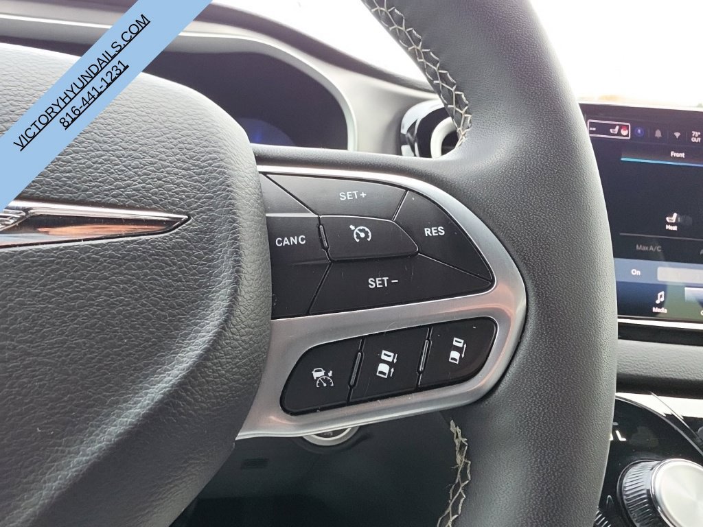 Used 2025 White Chrysler Select image 26