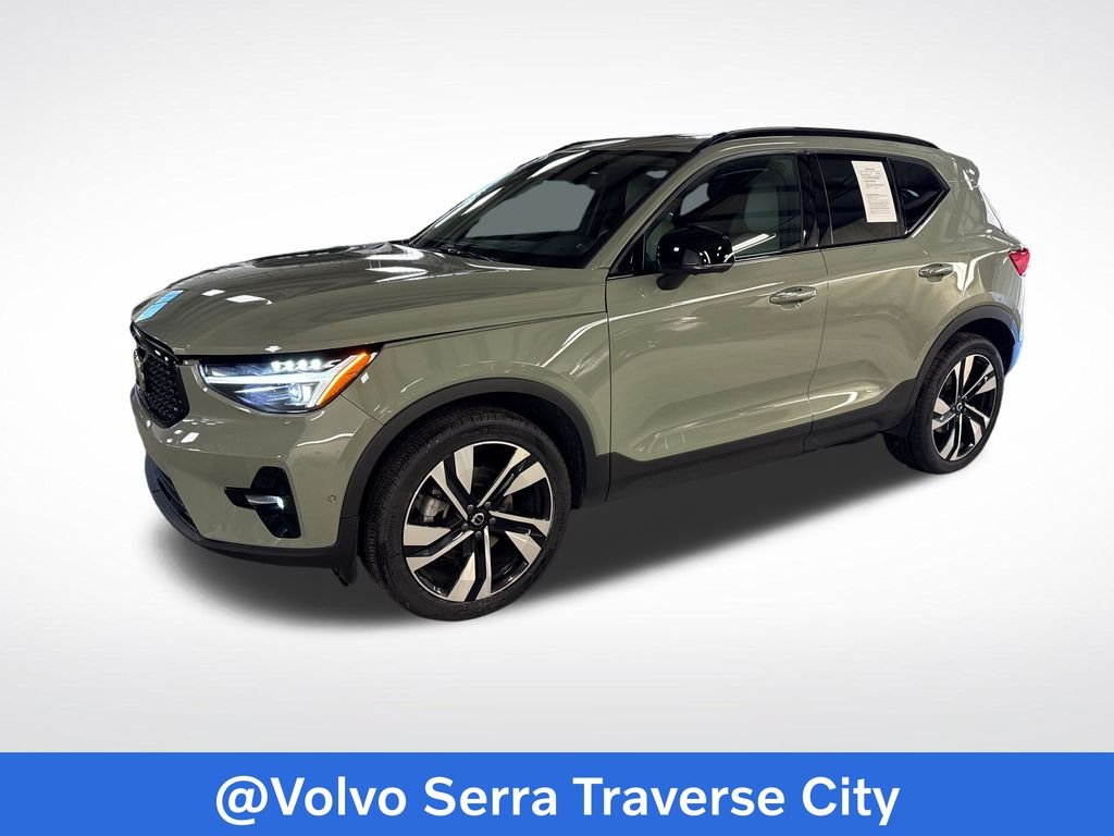 2025 Volvo XC40 B5 Ultra Dark AWD's photo