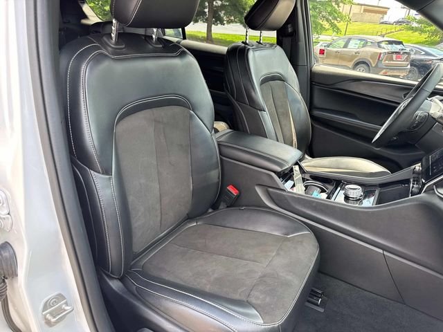 Used 2023 White Jeep Altitude image 14