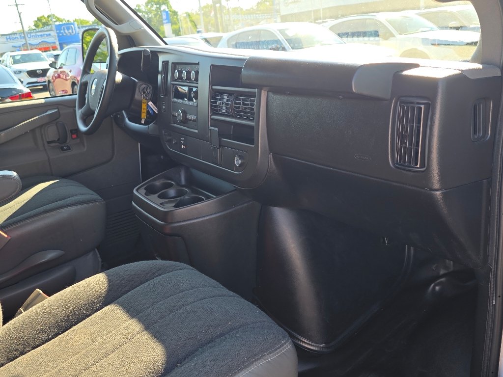 Used 2025 Summit White Chevrolet Work Van image 22