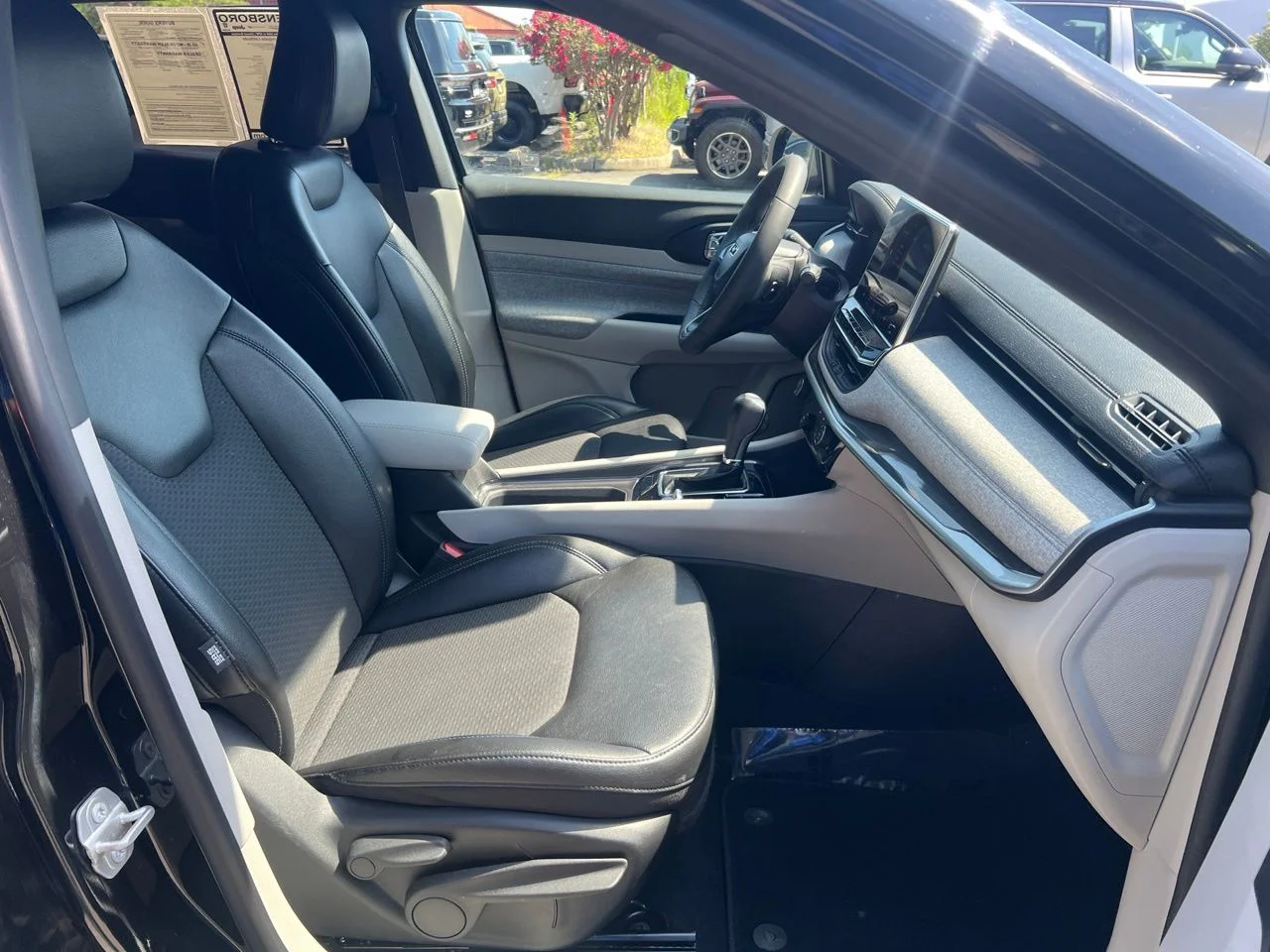 Used 2023 Black Jeep Latitude image 25