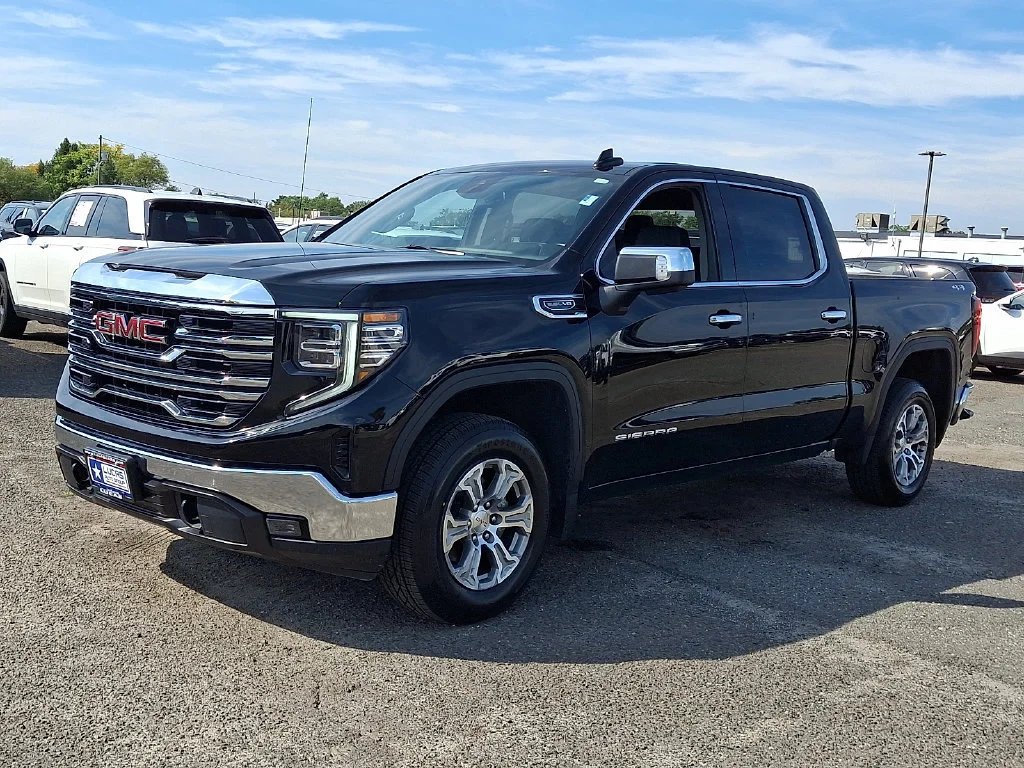 Used 2025 Onyx Black GMC SLT image 6