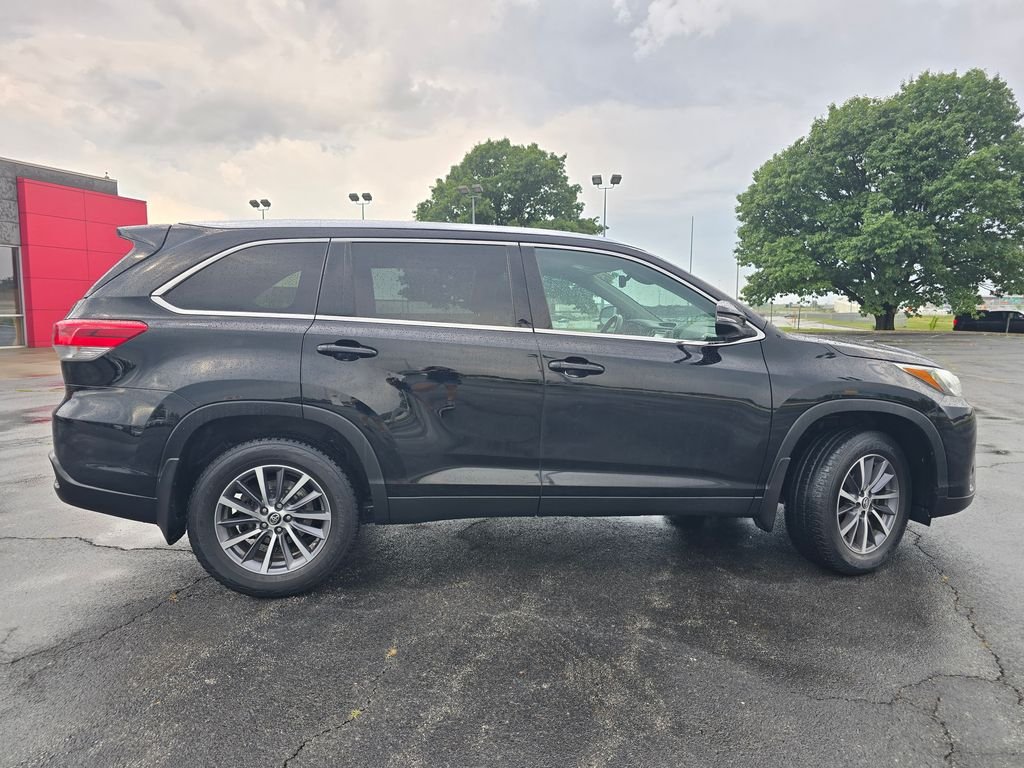 Used 2019 Black Toyota XLE image 18