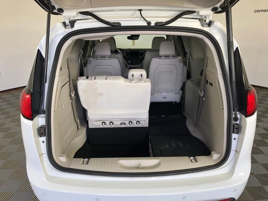 Used 2018 Bright White Clearcoat Chrysler Limited image 20