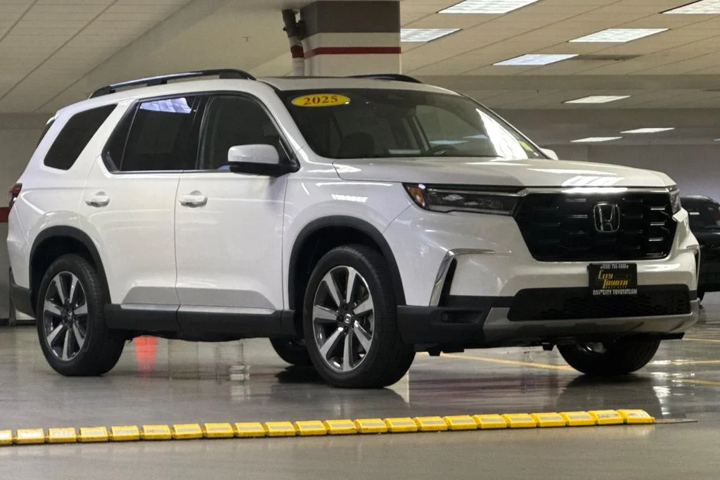 Used 2025  Honda Touring image 2