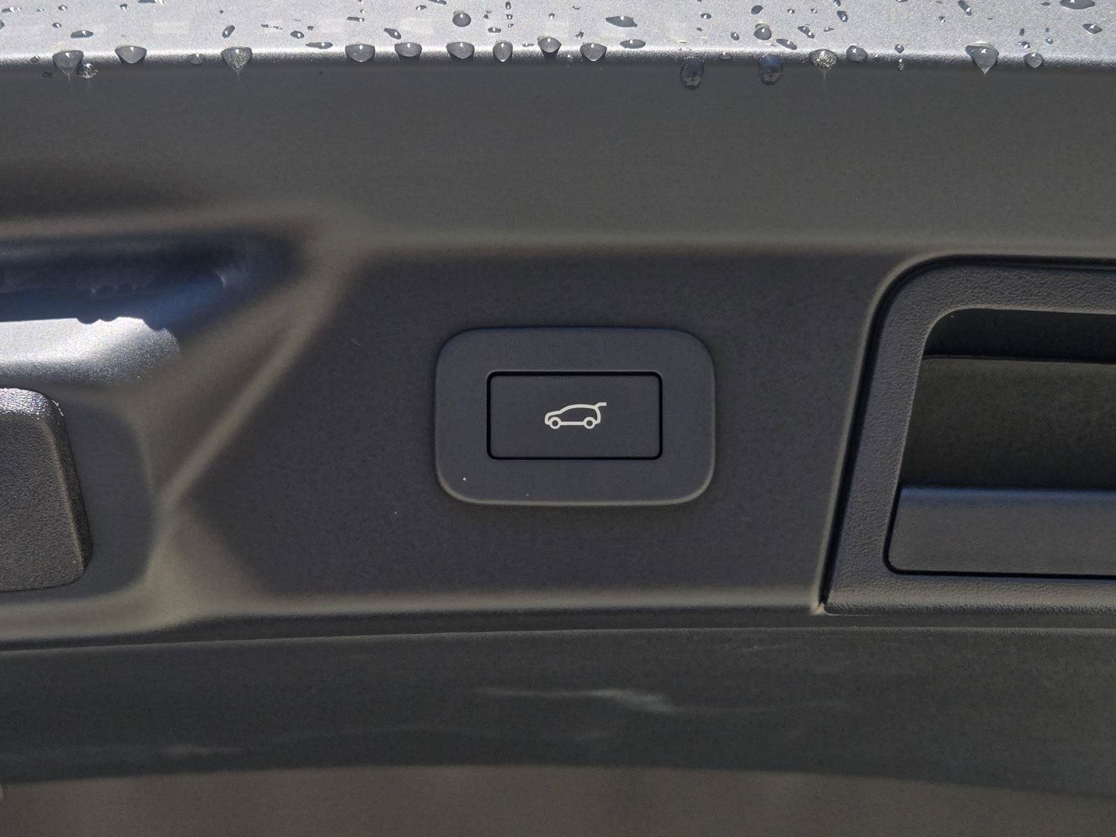 Used 2025 Fuji White Land Rover Dynamic SE image 11