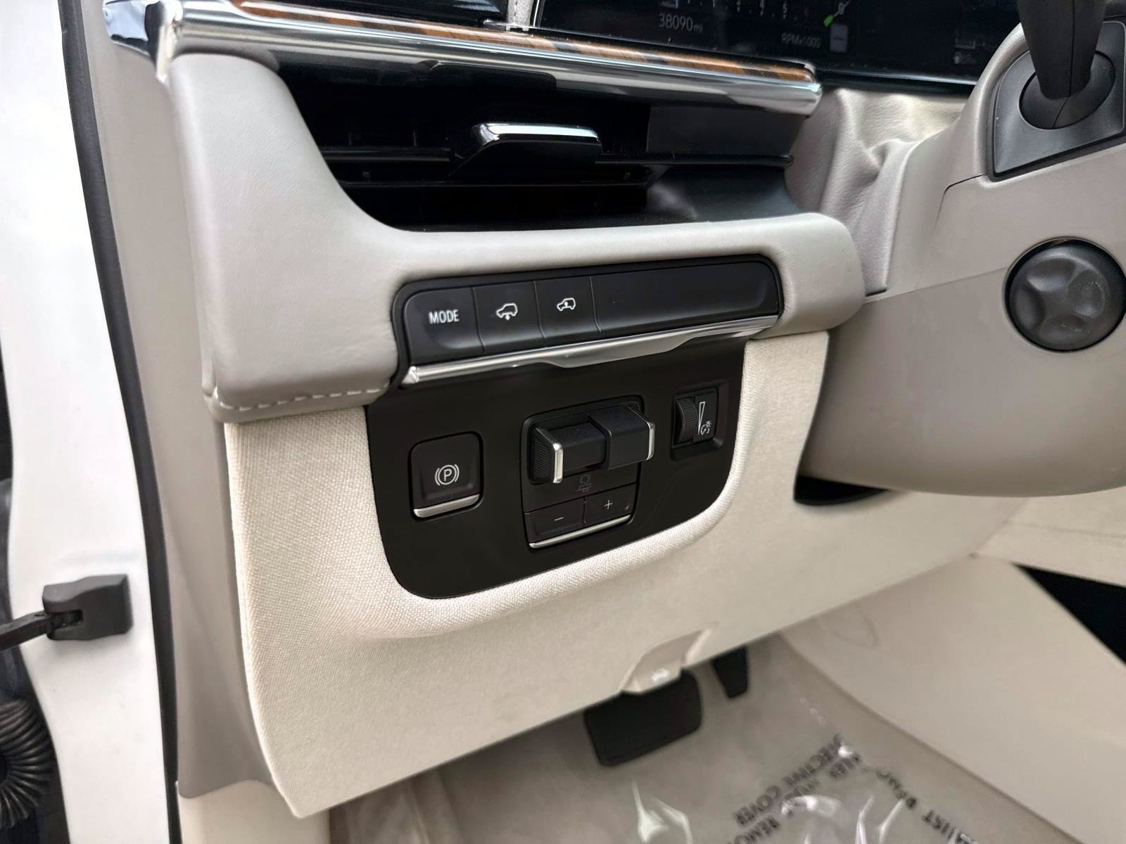 Used 2024 Crystal White Tricoat CADILLAC Sport Platinum image 21