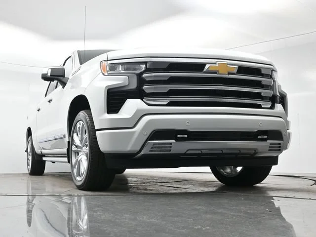 Used 2025 Iridescent Pearl Tricoat Chevrolet High Country image 30