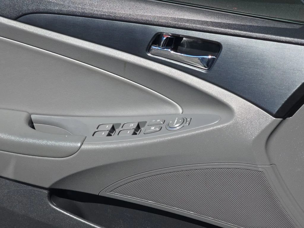 Used 2011 Silver Hyundai SE image 28