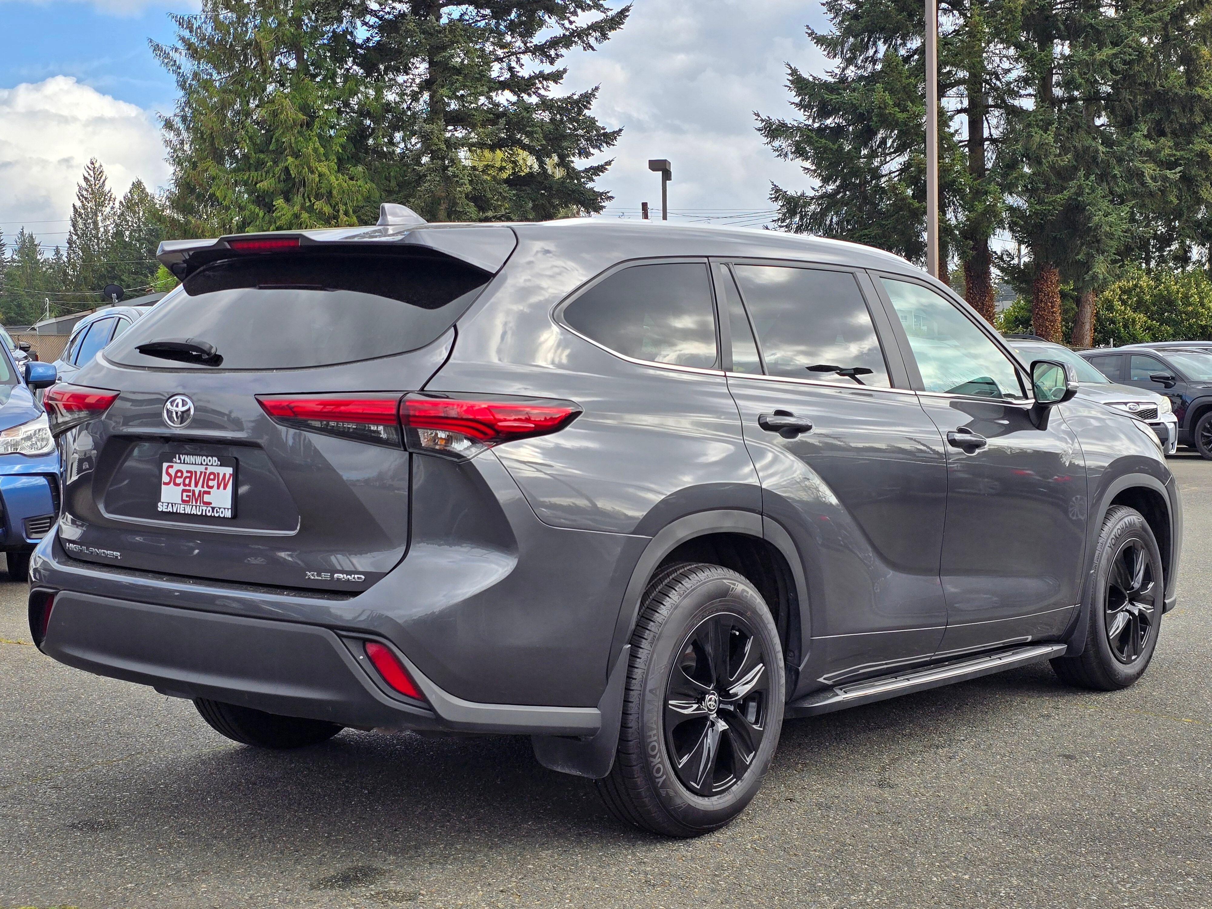 Used 2023  Toyota L image 7