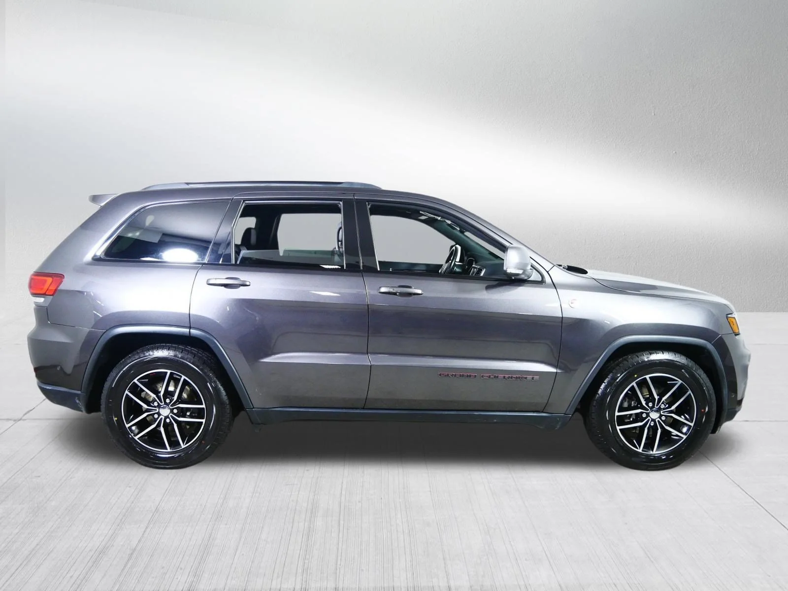Used 2018 Granite Crystal Metallic Clearcoat Jeep Trailhawk image 8