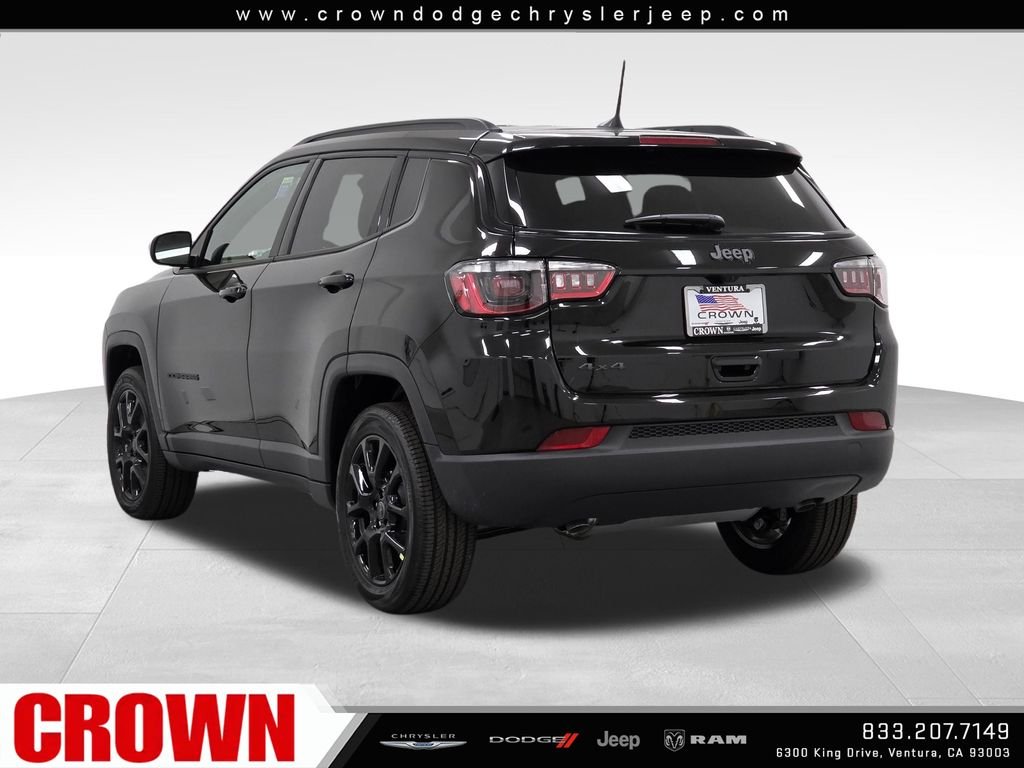New 2026 Diamond Black Crystal Pearl-Coat Exterior Paint Jeep Latitude image 7