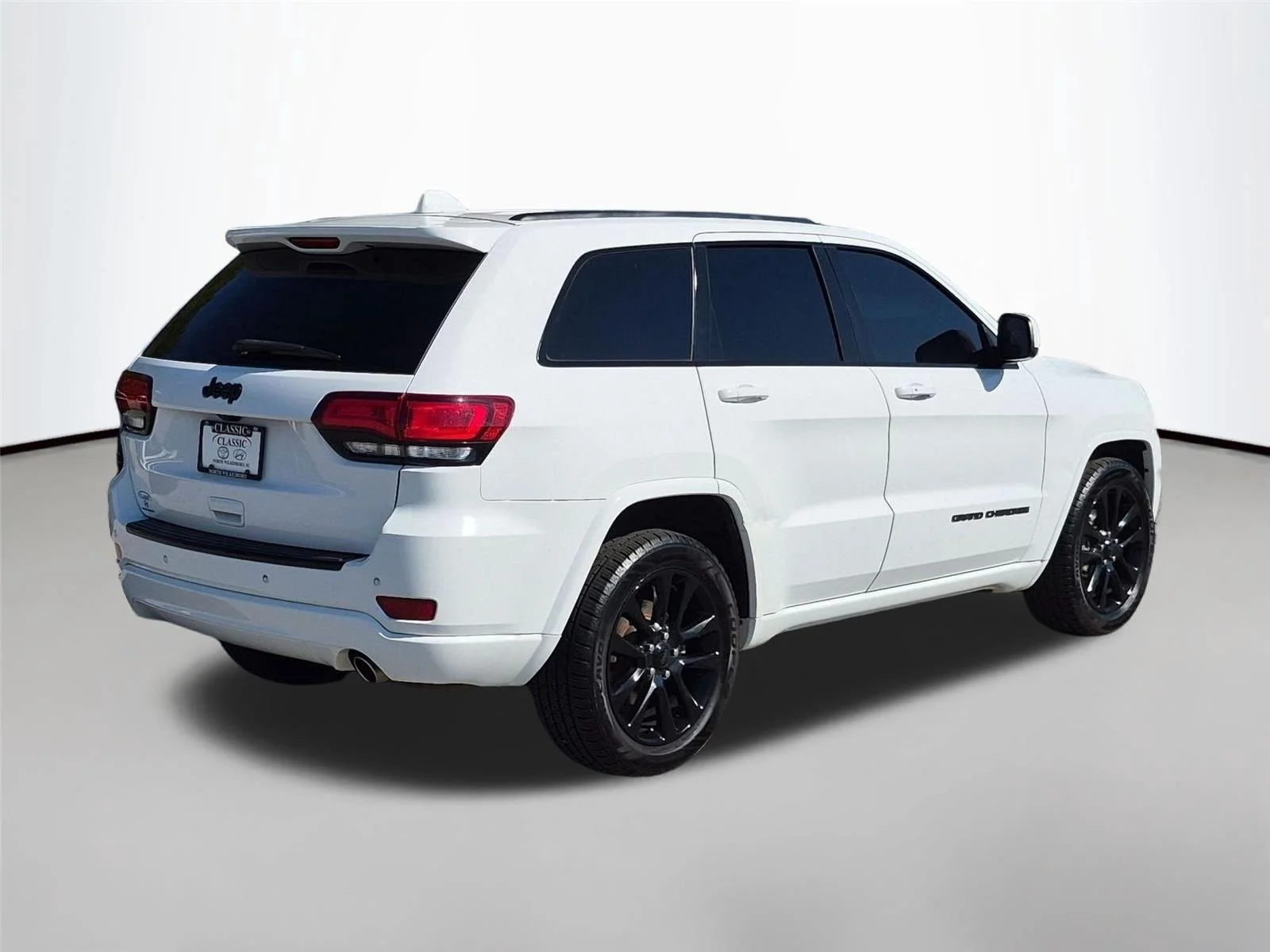 Used 2018 Bright White Clearcoat Jeep Altitude image 5