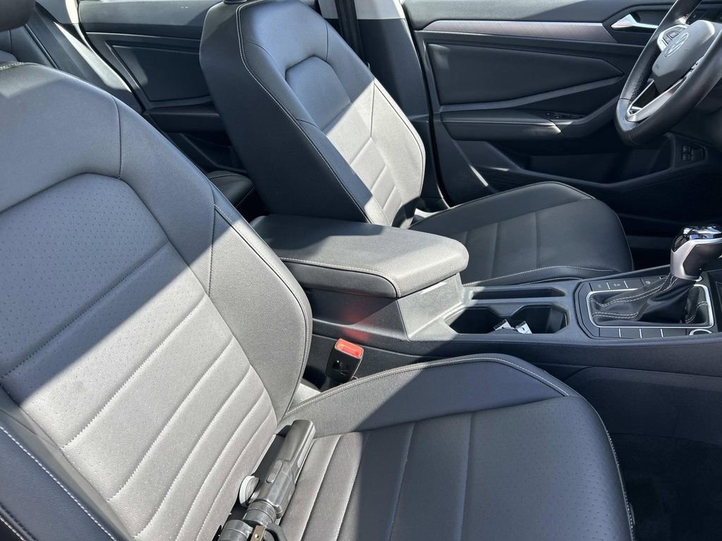 Used 2024 Silver Volkswagen SE image 21