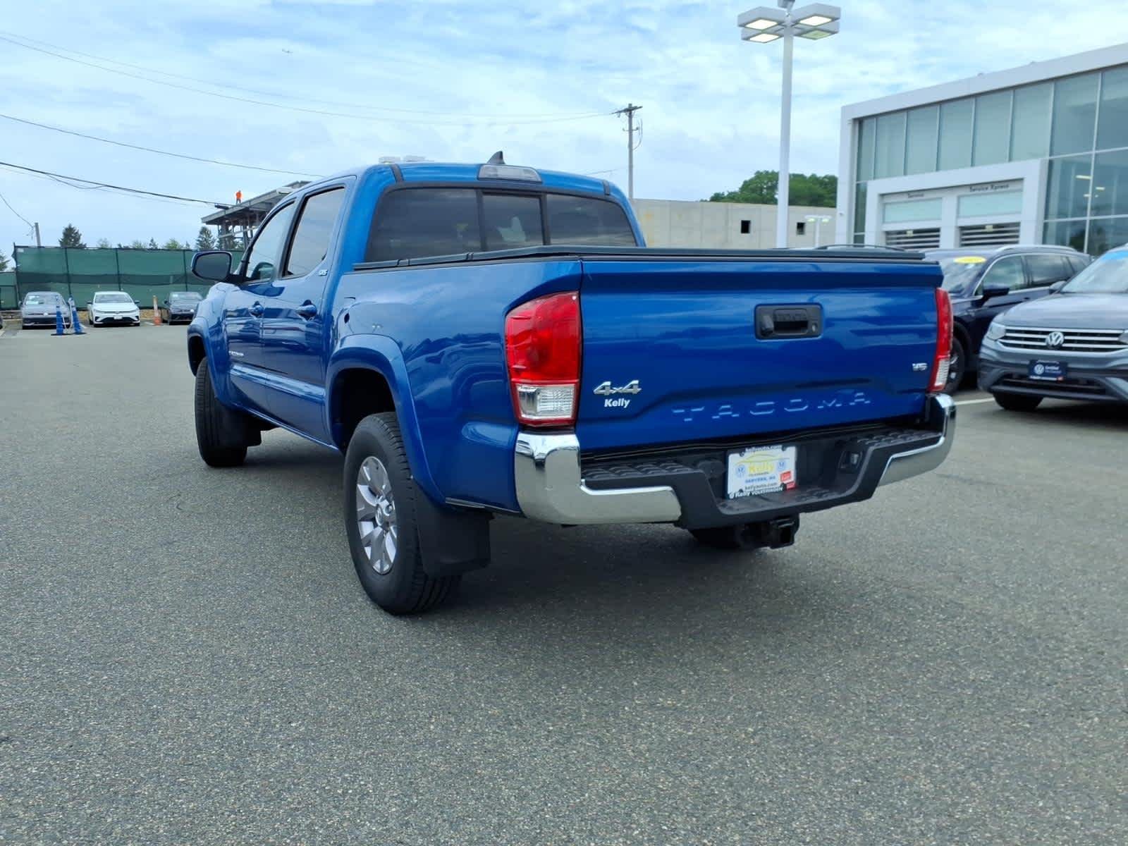 Used 2017 Blazing Blue Pearl Toyota SR5 image 7