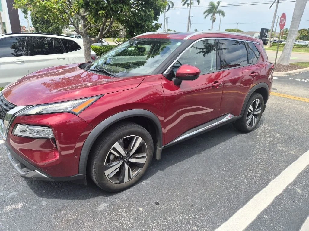 Used 2023 Red Nissan SL image 2