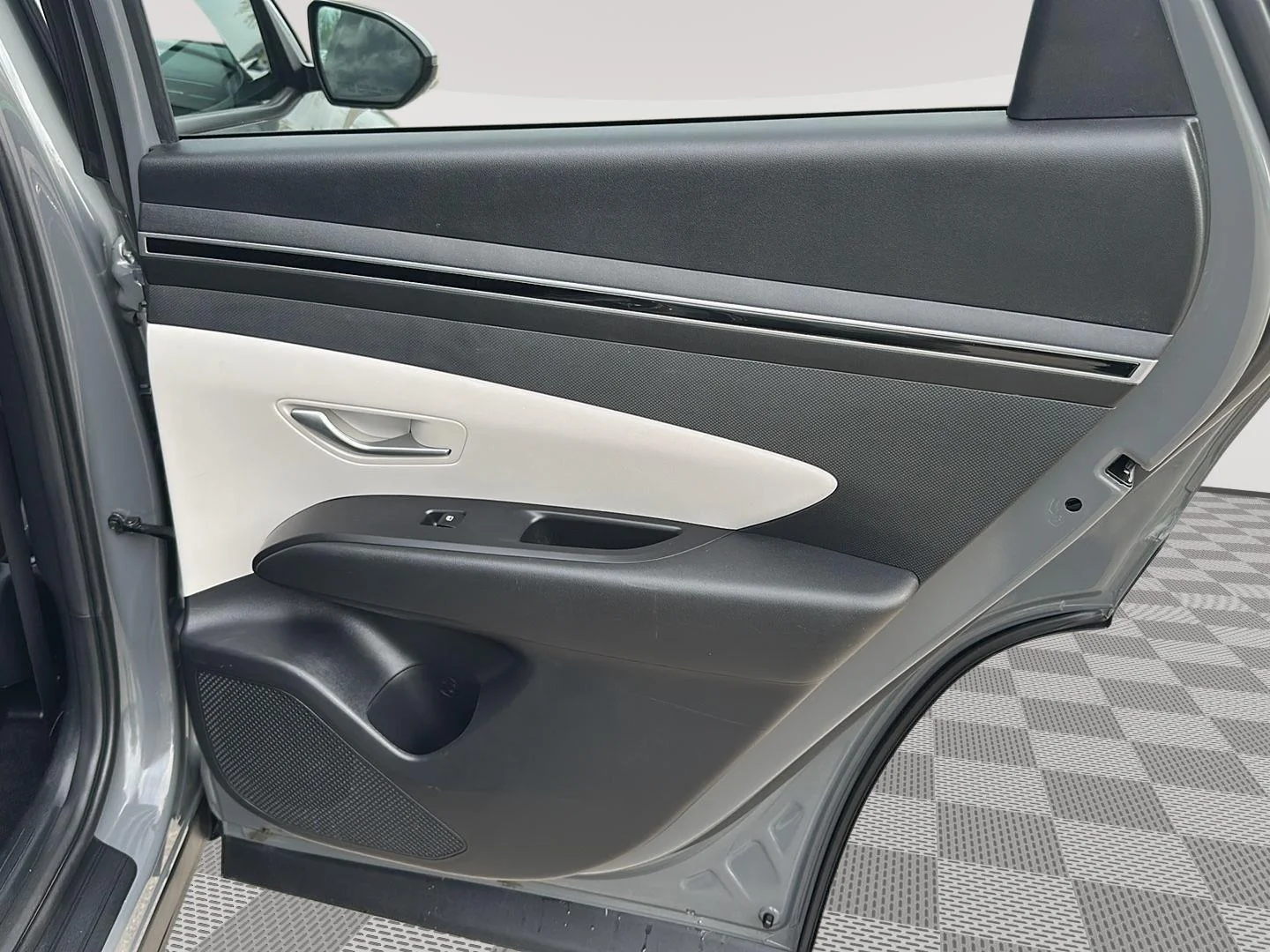 Used 2024 Hampton Gray Hyundai SEL image 23