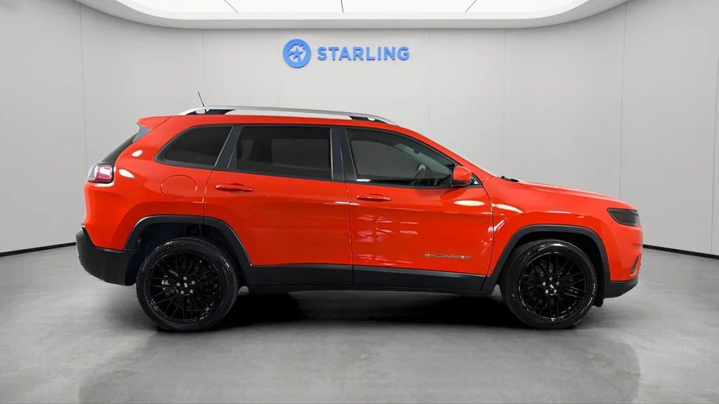 Used 2021 Orange Jeep Latitude FWD image 12