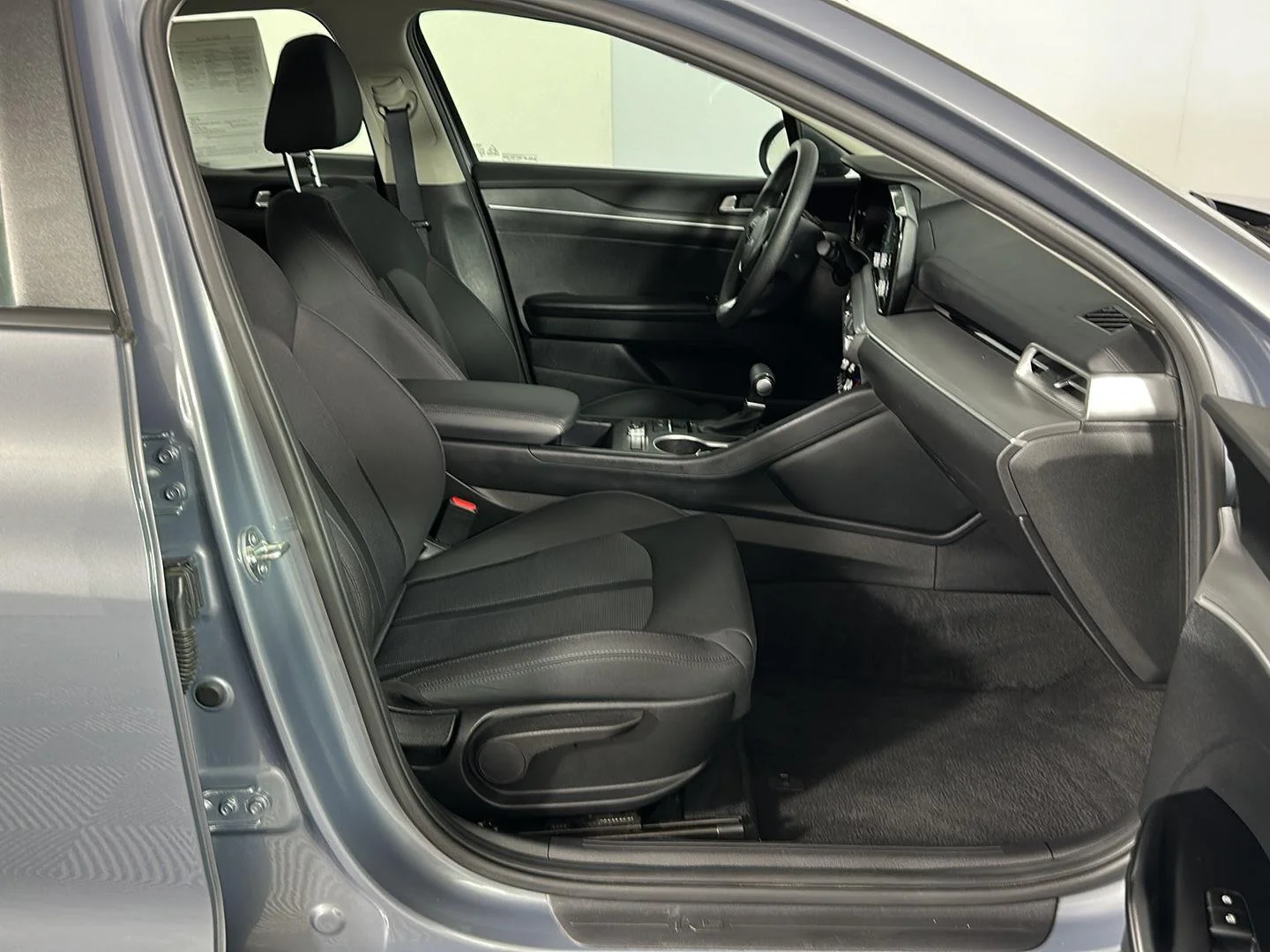 Used 2023 Everlasting Silver Kia LXS image 26