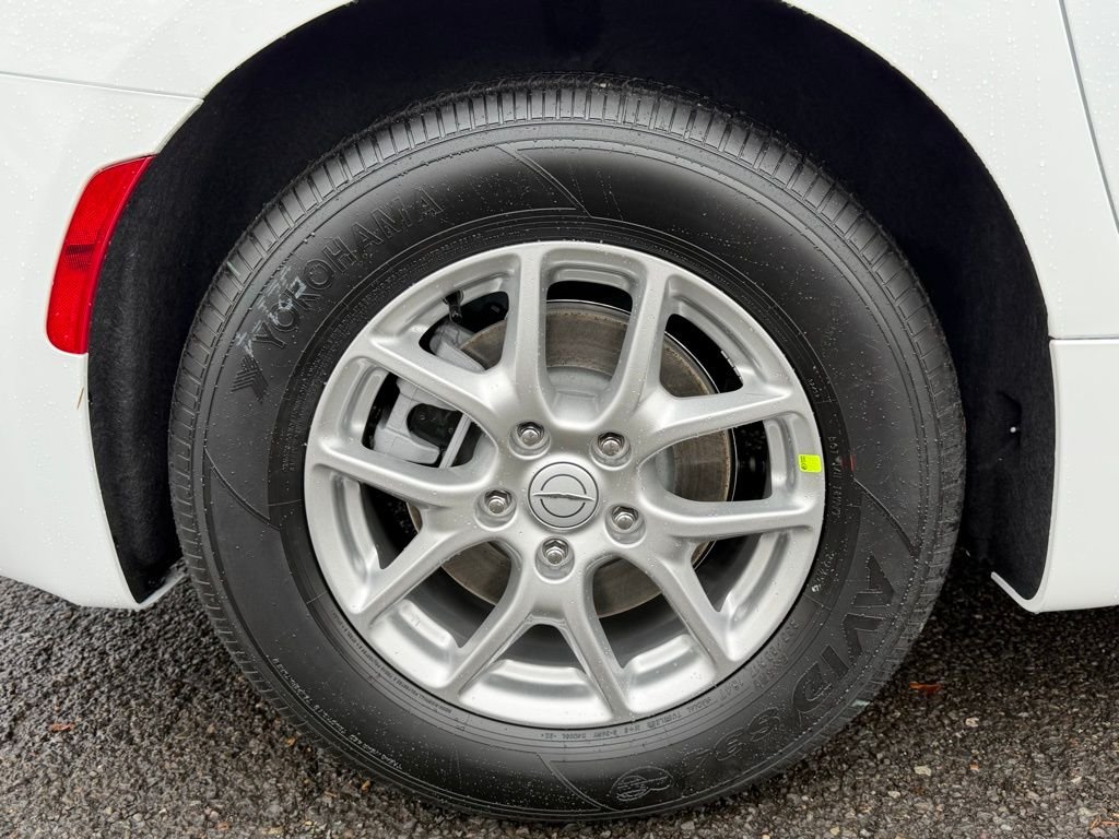 New 2026 Bright White Clear-Coat Exterior Paint Chrysler Select image 9