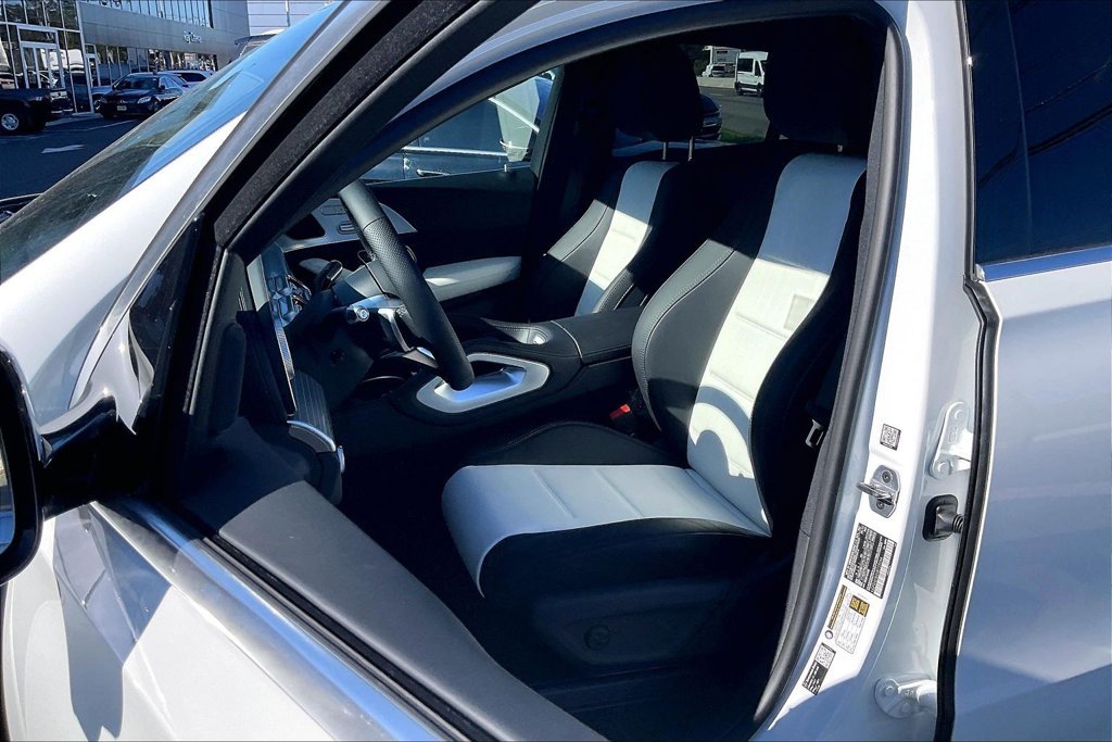 New 2027 MANUFAKTUR Moonlight White Metallic Mercedes-Benz GLE 450 image 9