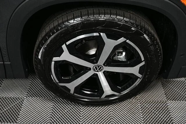New 2026 Platinum Gray Metallic Volkswagen SE image 36