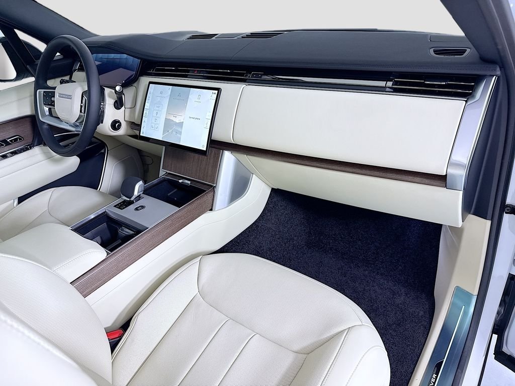 New 2026 Fuji White LAND ROVER SE 7 Seats image 17