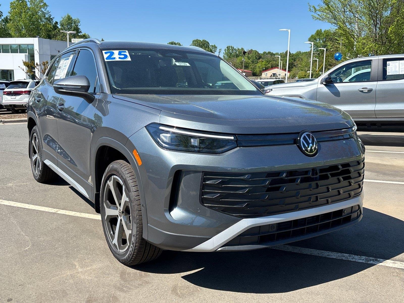 2025 Volkswagen Tiguan SE - Photo 7