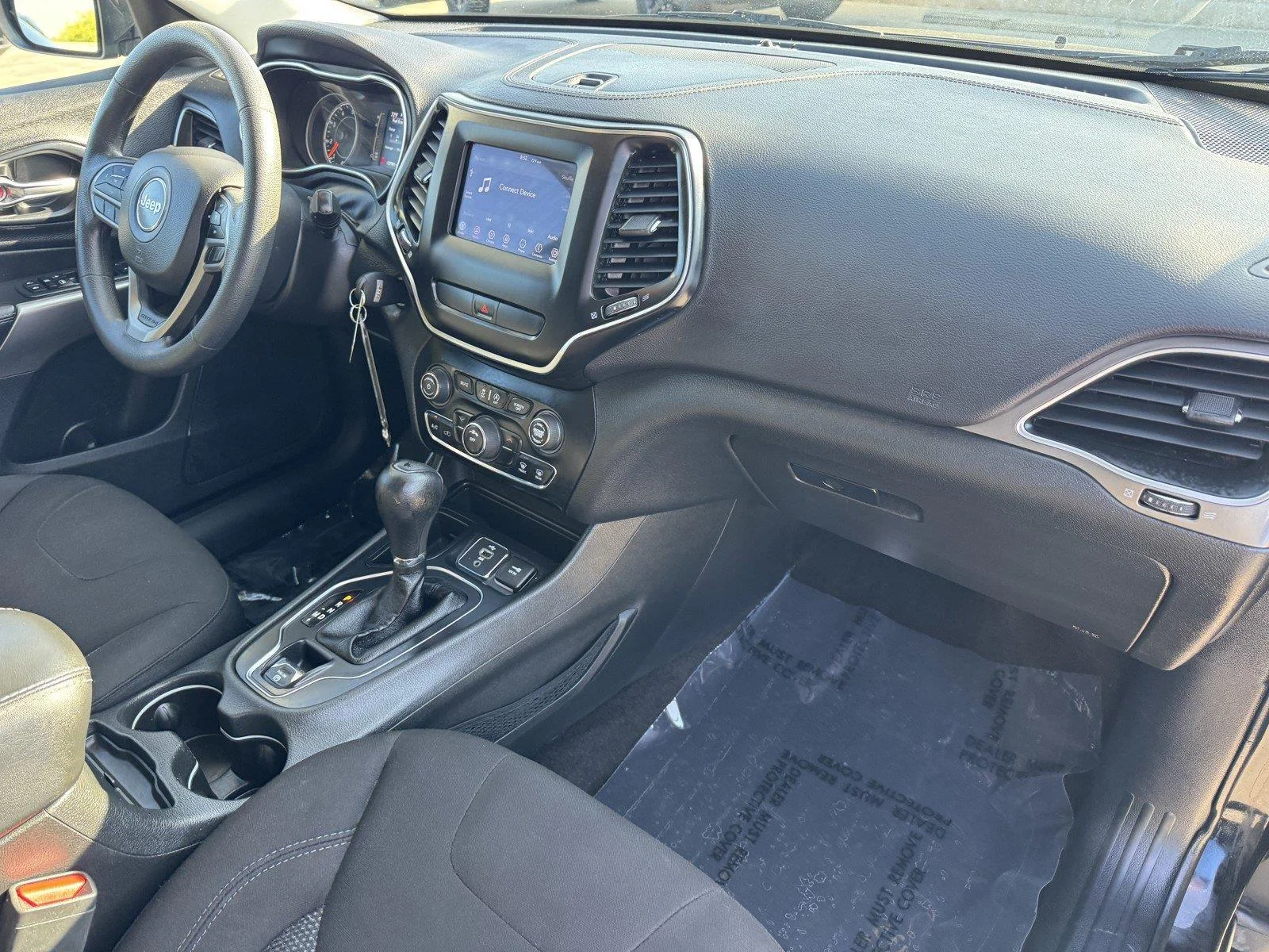 Used 2019 Diamond Black Crystal Pearlcoat Jeep Latitude image 7