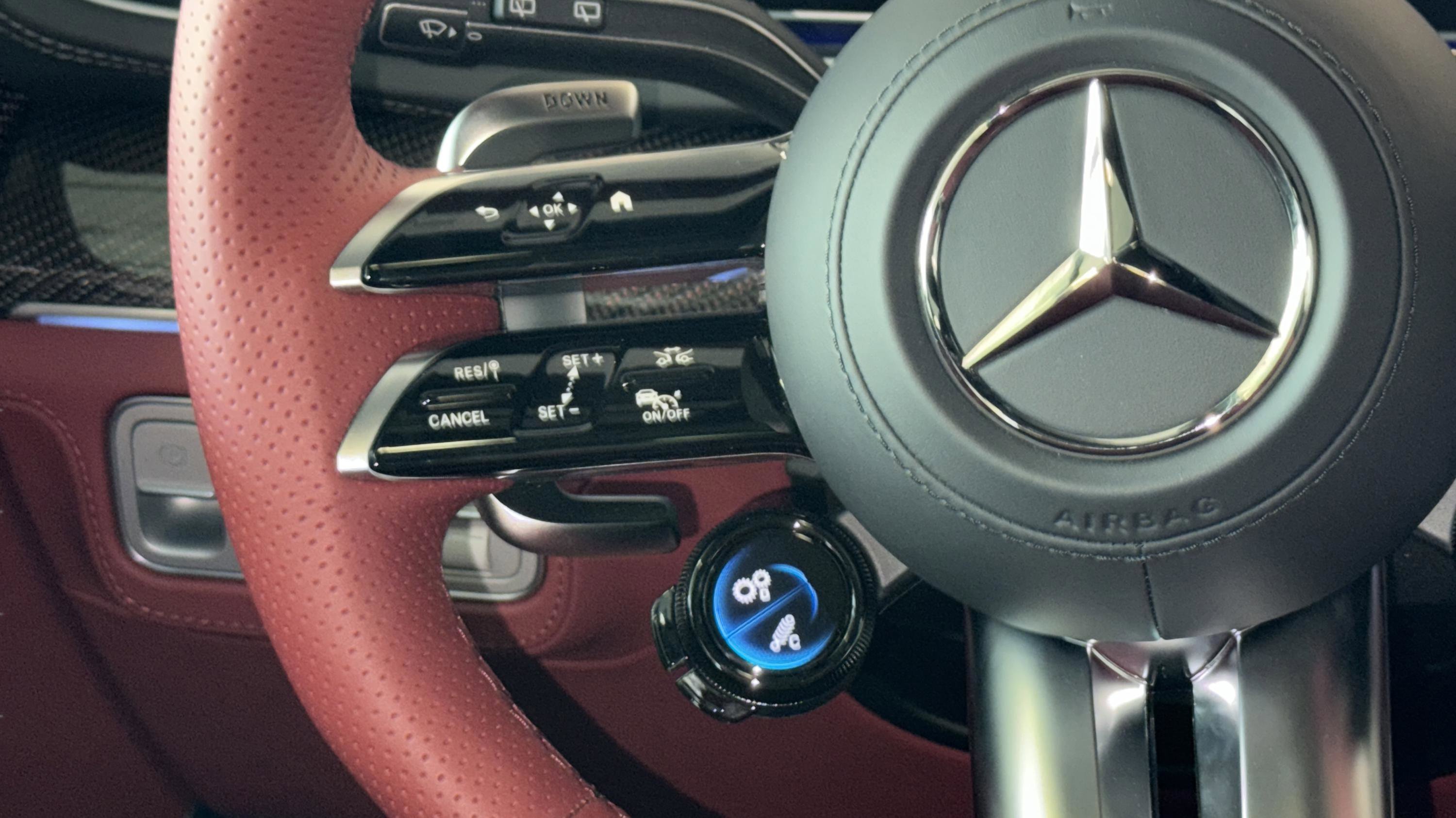 New 2026 MANUFAKTUR Signature Cirrus Silver Magno Mercedes-Benz AMG® GLS 63 image 25