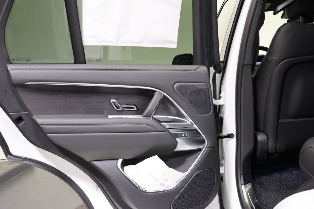New 2027 Fuji White Land Rover SE image 31