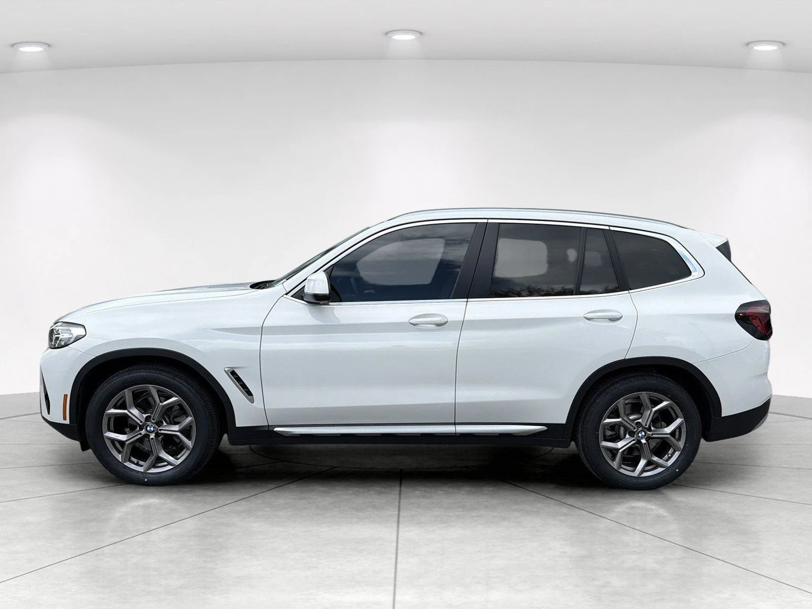 Used 2022 Alpine White BMW sDrive30i image 7