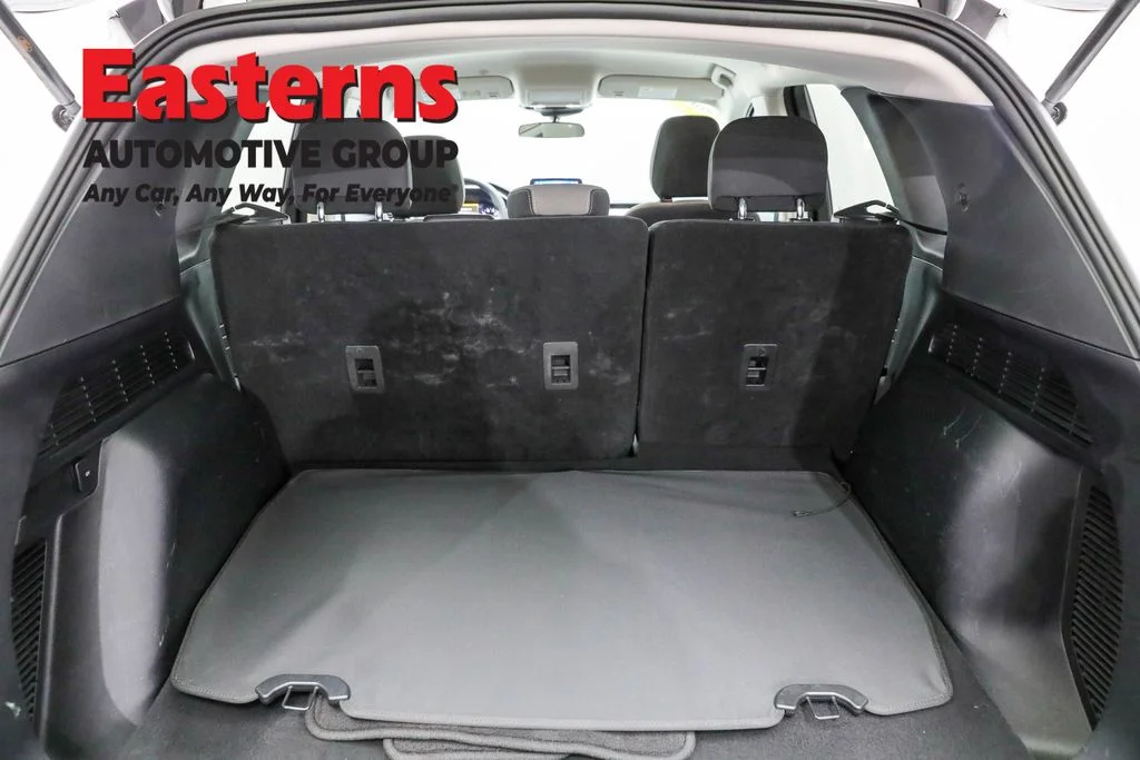 Used 2022 White Ford SE image 9