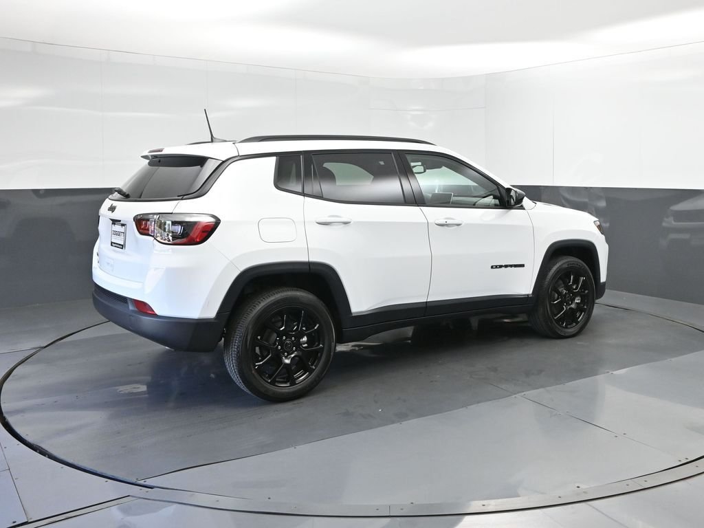 New 2026 Bright White Clearcoat Jeep Latitude image 15