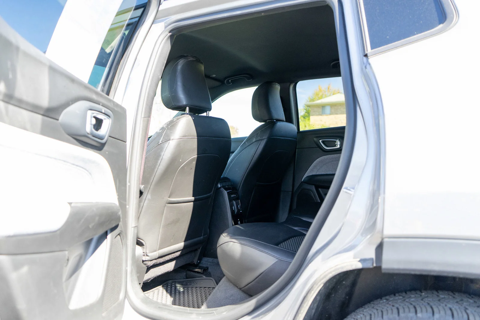 Used 2023 Billet Silver Metallic Clearcoat Jeep Latitude image 28