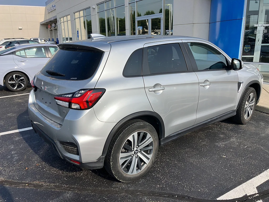 Used 2024 Alloy Silver Metallic Mitsubishi SE image 3