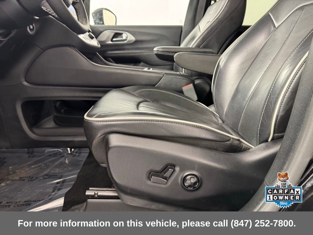 Used 2025 Diamond Black Crystal Pearlcoat Chrysler Limited image 15